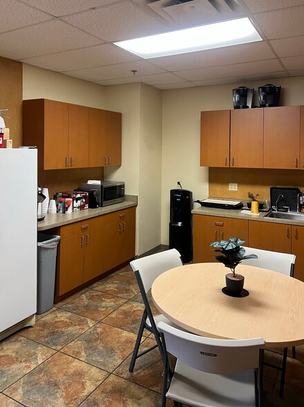 3838 E Grove St, Phoenix, AZ à louer - Photo de l’immeuble – Image 3 sur 6