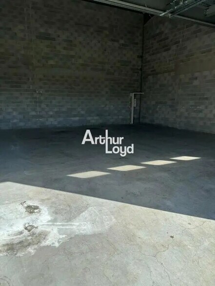 Local d’activités dans Roquebrune-sur-Argens à louer - Photo intérieure – Image 2 sur 5