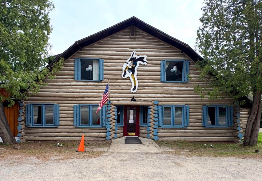 4472 M-75, Walloon Lake, MI à vendre - Photo de l’immeuble – Image 2 sur 31