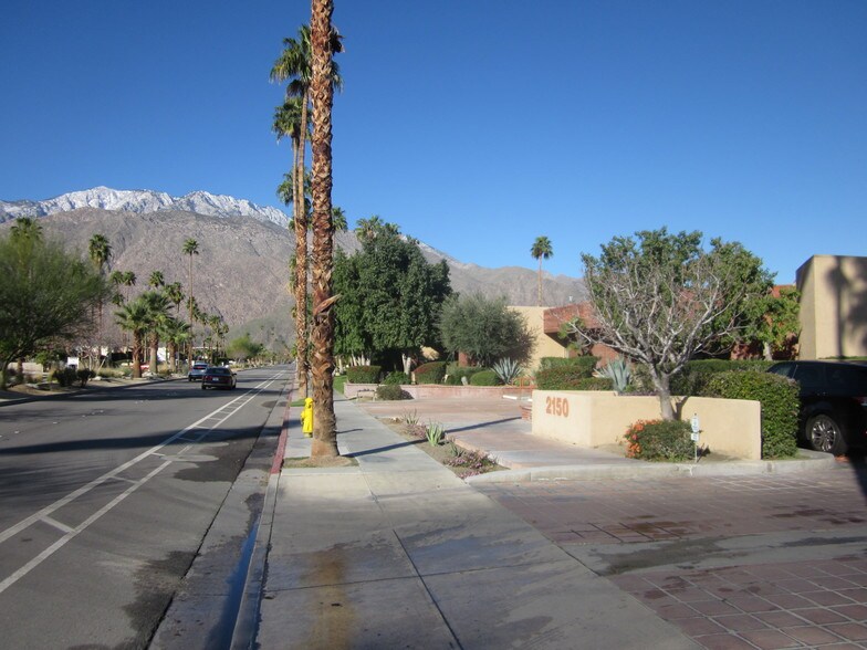2150 E Tahquitz Canyon Way, Palm Springs, CA à louer - Photo de l’immeuble – Image 2 sur 34