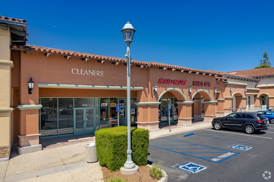 4201-4279 Tierra Rejada Rd, Moorpark, CA à louer - Photo de l’immeuble – Image 1 sur 19