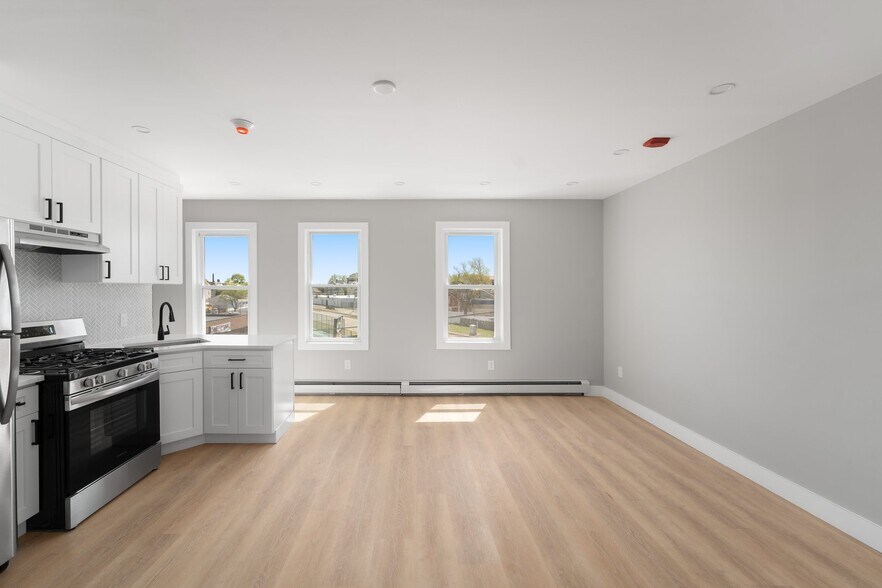 735 Broadway, Pawtucket, RI à vendre - Photo de l’immeuble – Image 2 sur 18