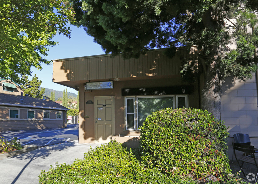 573 University Ave, Los Gatos, CA à vendre - Photo de l’immeuble – Image 3 sur 11