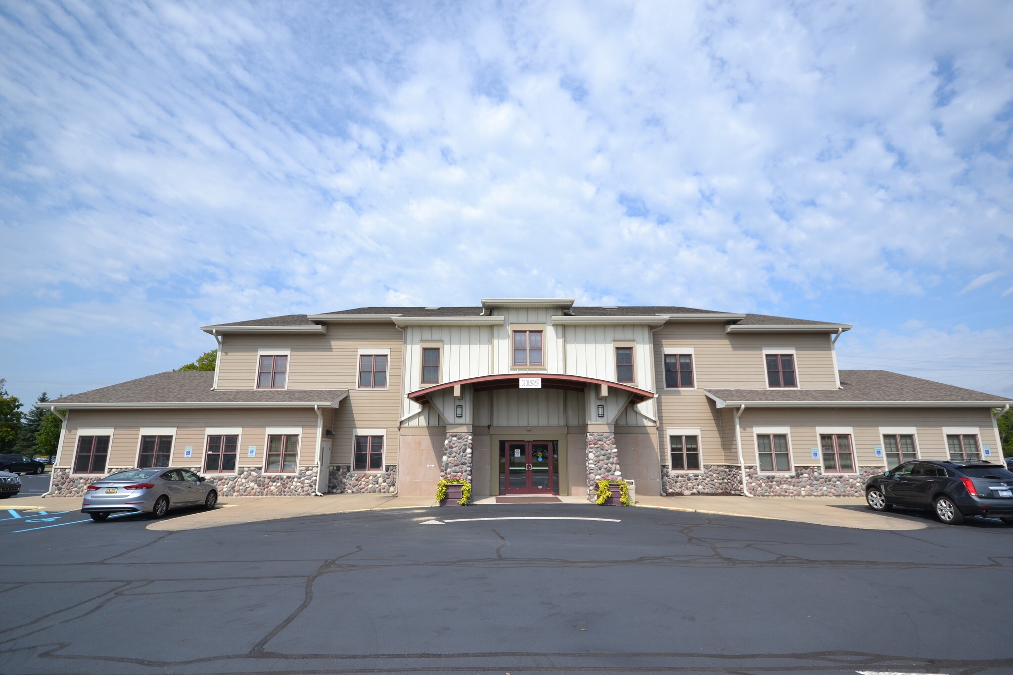 1195 Wilson Ave NW, Grand Rapids, MI à vendre Photo de l’immeuble– Image 1 sur 8