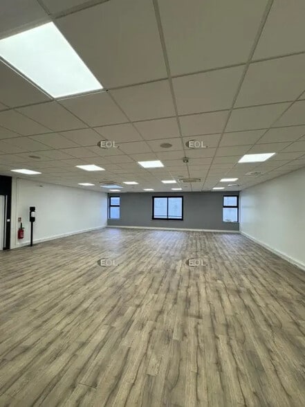 Local d’activités dans Champigny-sur-Marne à louer - Photo de l’immeuble – Image 2 sur 13