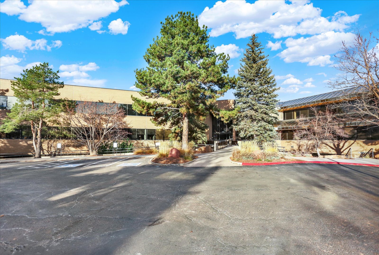 9085 E Mineral Cir, Centennial, CO à vendre Photo de l’immeuble– Image 1 sur 6