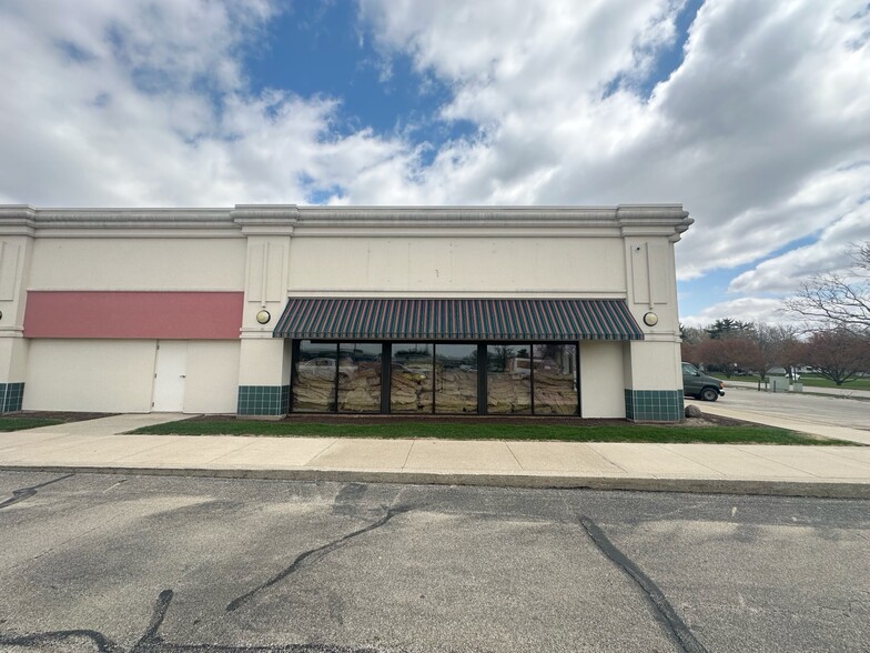 1806-1808 Round Barn Rd, Champaign, IL à louer - Photo de l’immeuble – Image 2 sur 6