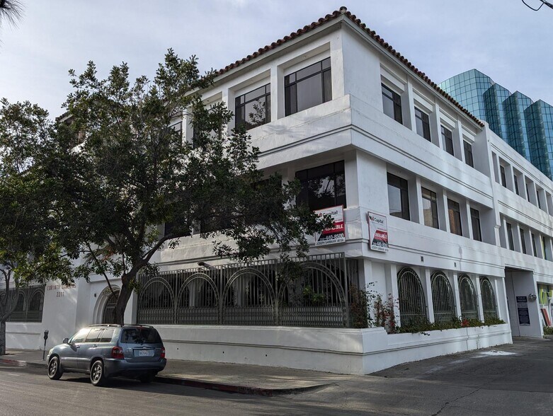 2211 Corinth Ave, Los Angeles, CA à louer - Photo de l’immeuble – Image 2 sur 4