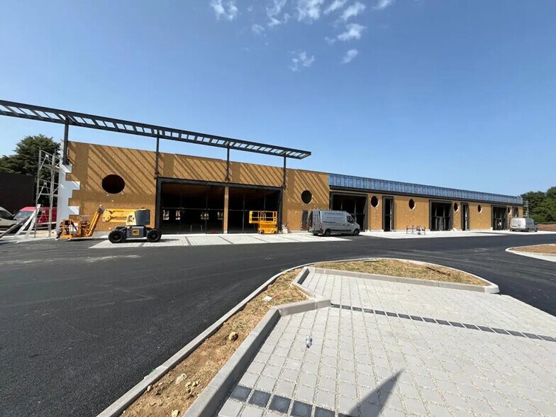 Local commercial dans Botans à louer - Photo de l’immeuble – Image 1 sur 4