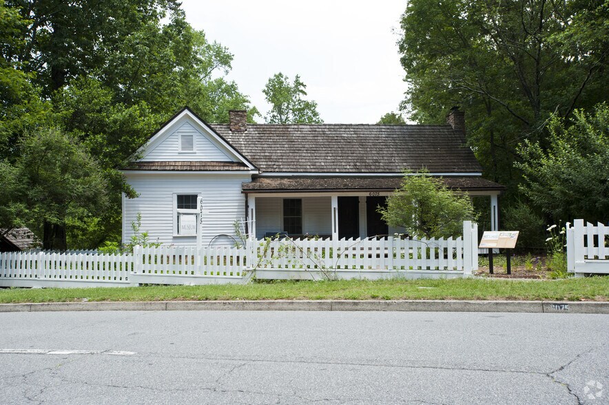 6075 Sandy Springs Cir NE, Atlanta, GA à louer - Photo de l’immeuble – Image 3 sur 3