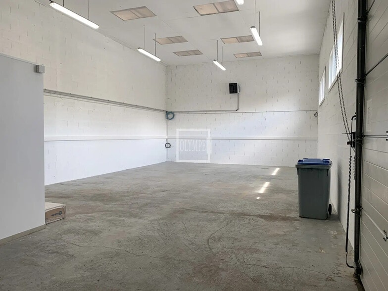 Local d’activités dans La Chapelle-sur-Erdre à louer - Photo de l’immeuble – Image 2 sur 5