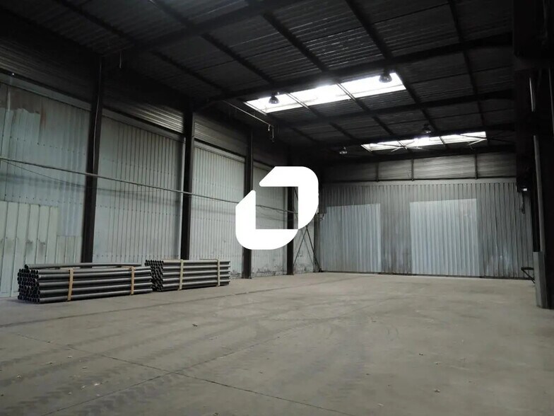 Local d’activités dans Ozoir-la-Ferrière à louer - Photo de l’immeuble – Image 2 sur 8