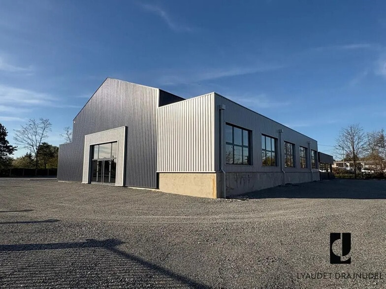 Local commercial dans Riorges à louer - Photo de l’immeuble – Image 2 sur 8