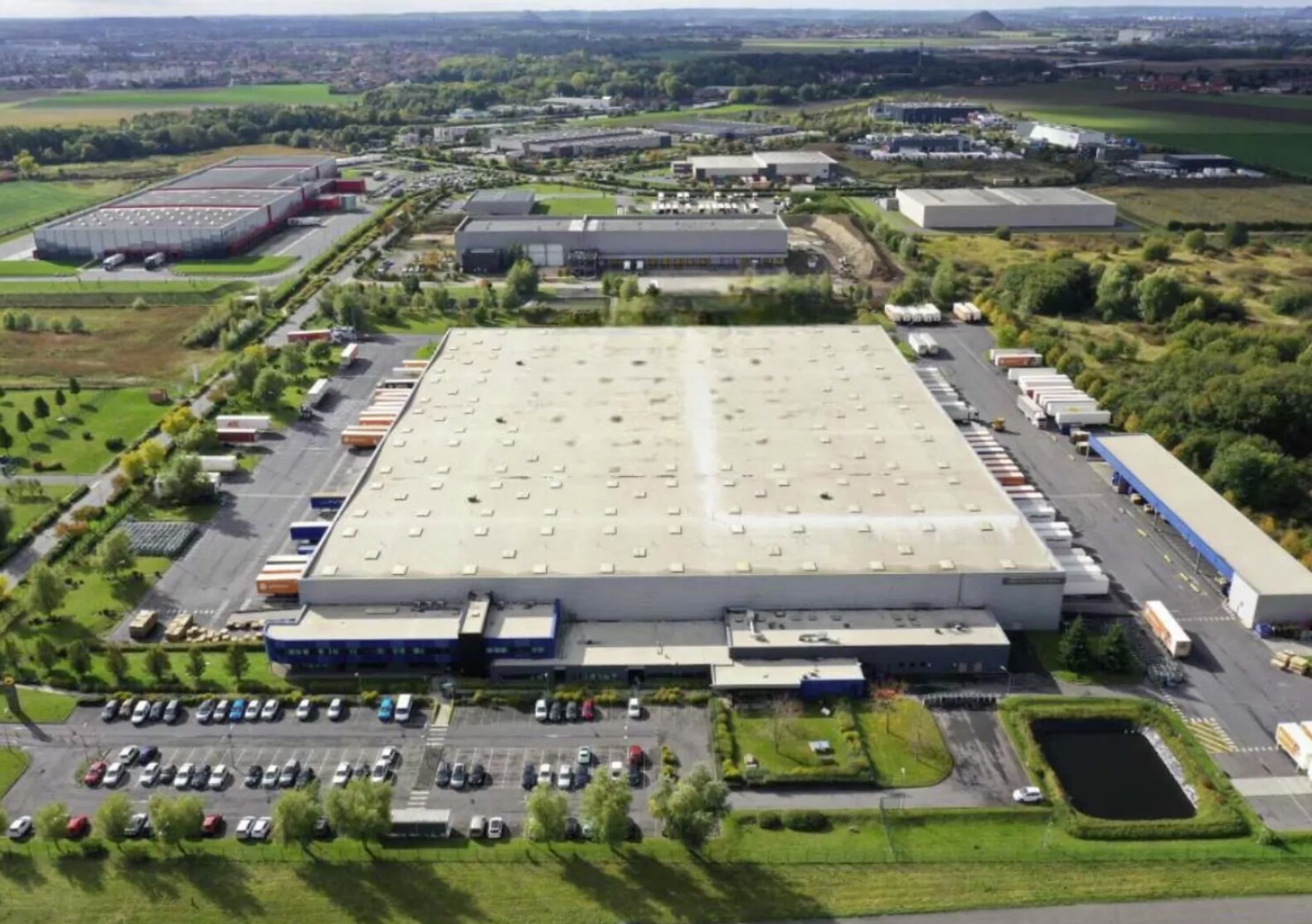 Industriel/Logistique dans Carvin à louer Photo de l’immeuble– Image 1 sur 2