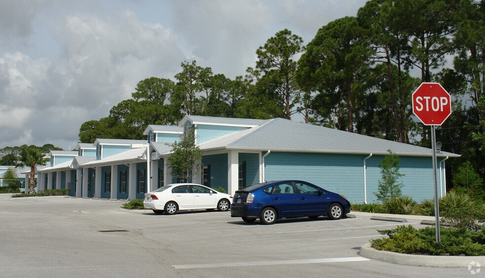 946 Tamiami Trl, Port Charlotte, FL à louer - Photo de l’immeuble – Image 3 sur 15