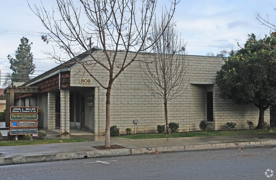 808 W Main St, Visalia, CA à louer - Photo de l’immeuble – Image 2 sur 6