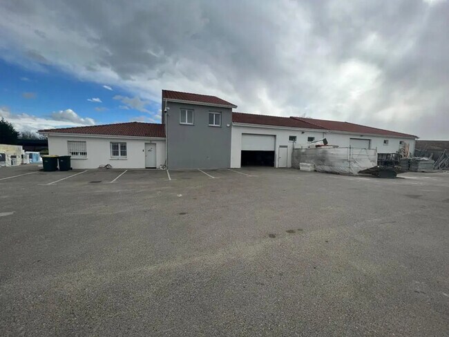 Plus de détails pour Local d’activités à vendre