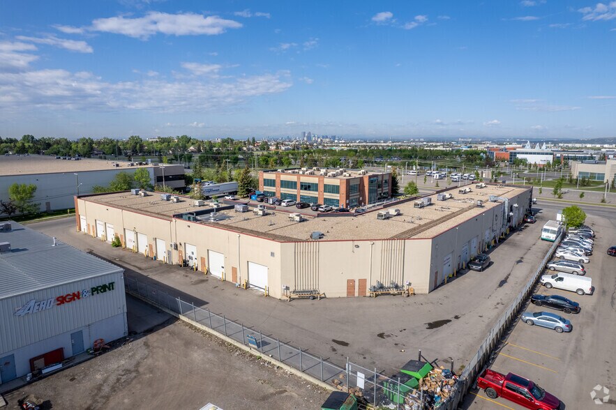 5120 47th St NE, Calgary, AB à vendre - Aérien – Image 2 sur 8