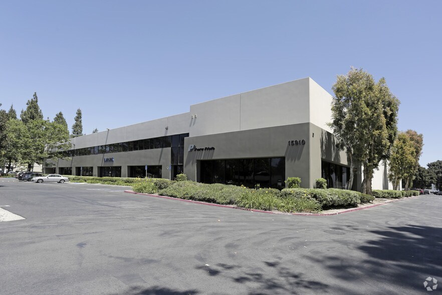 13030 Alondra Blvd, Cerritos, CA à louer - Photo de l’immeuble – Image 3 sur 7