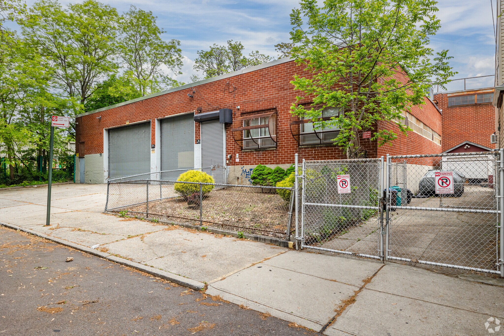 69-07 69th Pl, Glendale, NY à vendre Photo principale– Image 1 sur 17