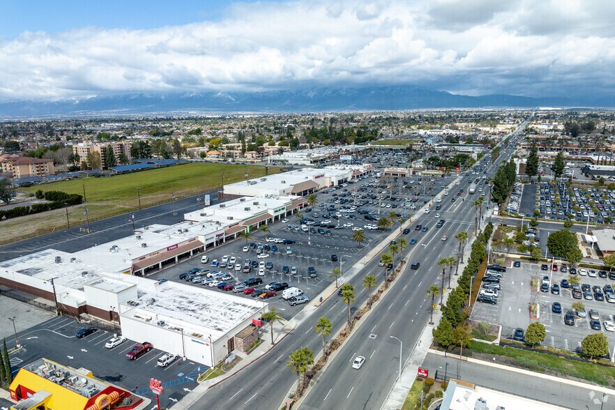 9954 Sierra Ave, Fontana, CA à louer - Photo principale – Image 1 sur 3