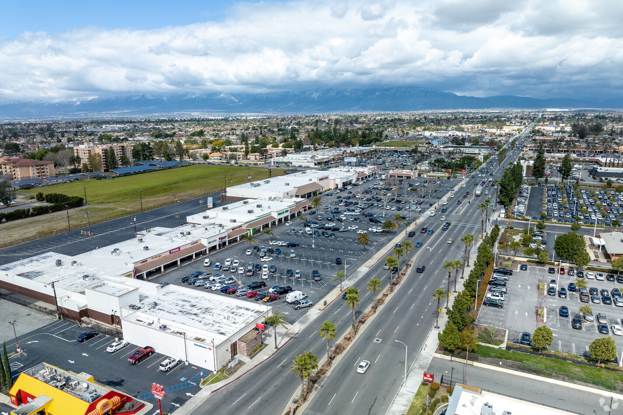 9954 Sierra Ave, Fontana, CA à louer Photo principale– Image 1 sur 4