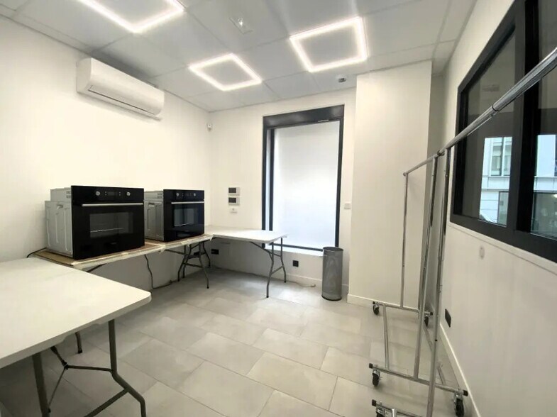 Local commercial dans Paris à louer - Photo de l’immeuble – Image 3 sur 9