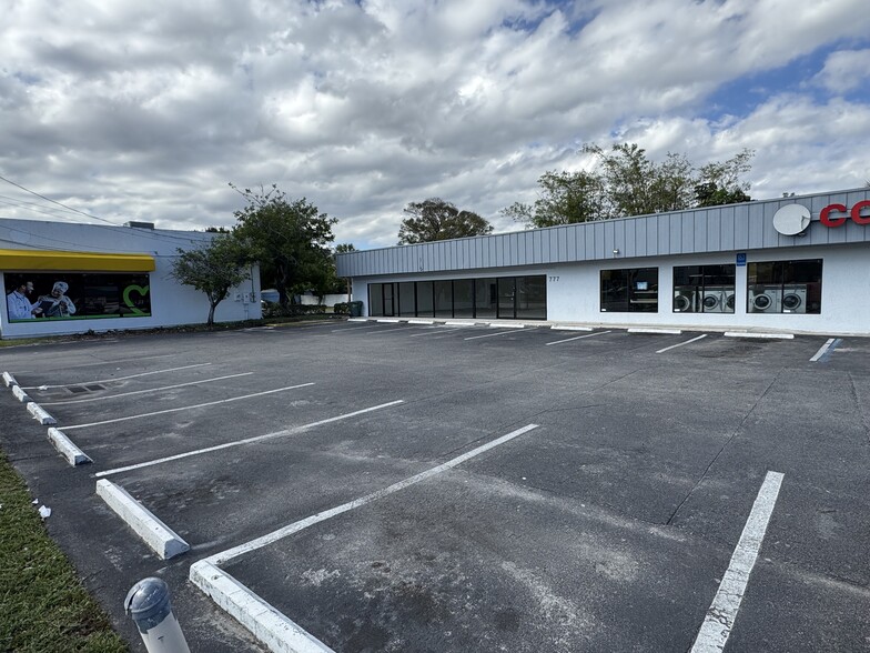 777-799 E Oakland Park Blvd, Oakland Park, FL à louer - Photo de l’immeuble – Image 3 sur 12