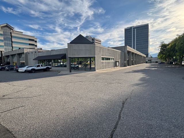 1850 Kirschner Rd, Kelowna, BC à louer - Photo principale – Image 2 sur 8