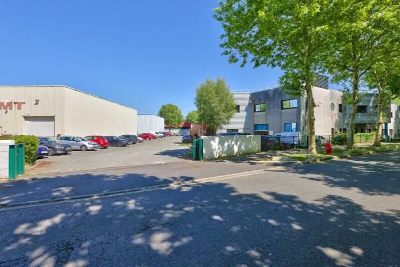 Local d’activités dans Collégien à louer - Photo de l’immeuble – Image 3 sur 4