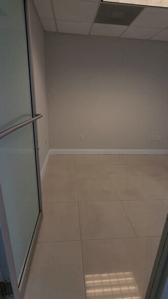 18501 Pines Blvd, Pembroke Pines, FL à louer - Vidéo sur l’annonce professionnelle – Image 2 sur 17