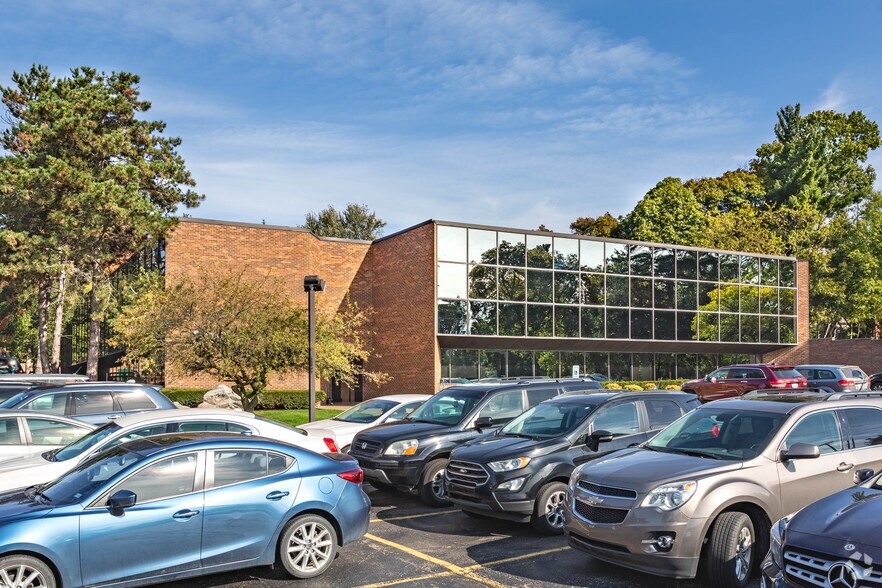 800 W Long Lake Rd, Bloomfield Hills, MI à louer - Photo de l’immeuble – Image 2 sur 4