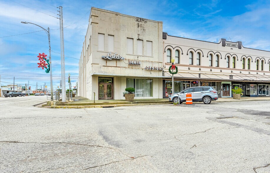 101 E Monseratte St, El Campo, TX à vendre - Photo de l’immeuble – Image 1 sur 39