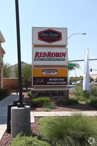 9600 S Eastern Ave, Henderson, NV à louer - Photo de l’immeuble – Image 3 sur 5