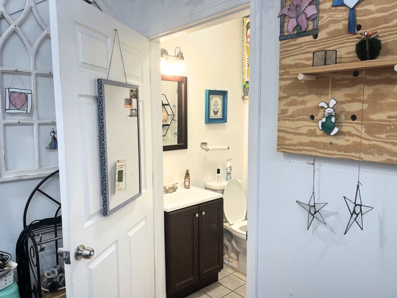 302-304 Hallock Ave, Port Jefferson Station, NY à vendre - Photo intérieure – Image 3 sur 7