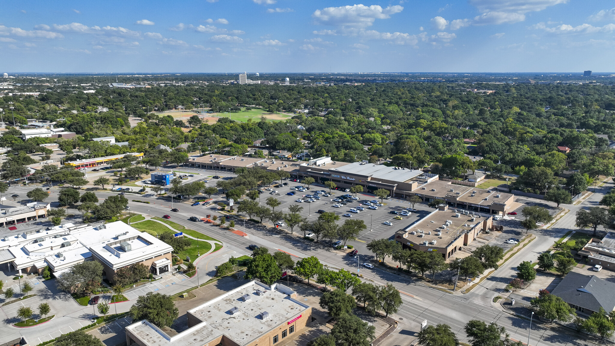 819 W Arapaho Rd, Richardson, TX à louer Photo de l’immeuble– Image 1 sur 5