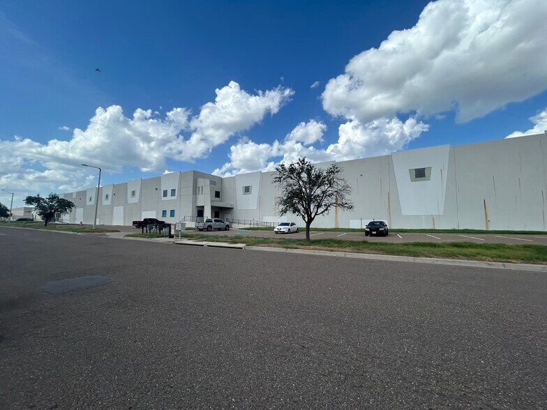13101 Spivey Dr, Laredo, TX à louer - Photo de l’immeuble – Image 2 sur 11