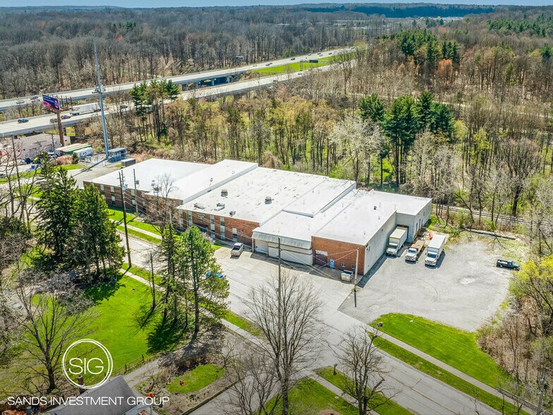 560 Solon Rd, Bedford Heights, OH à vendre - Photo de l’immeuble – Image 1 sur 5