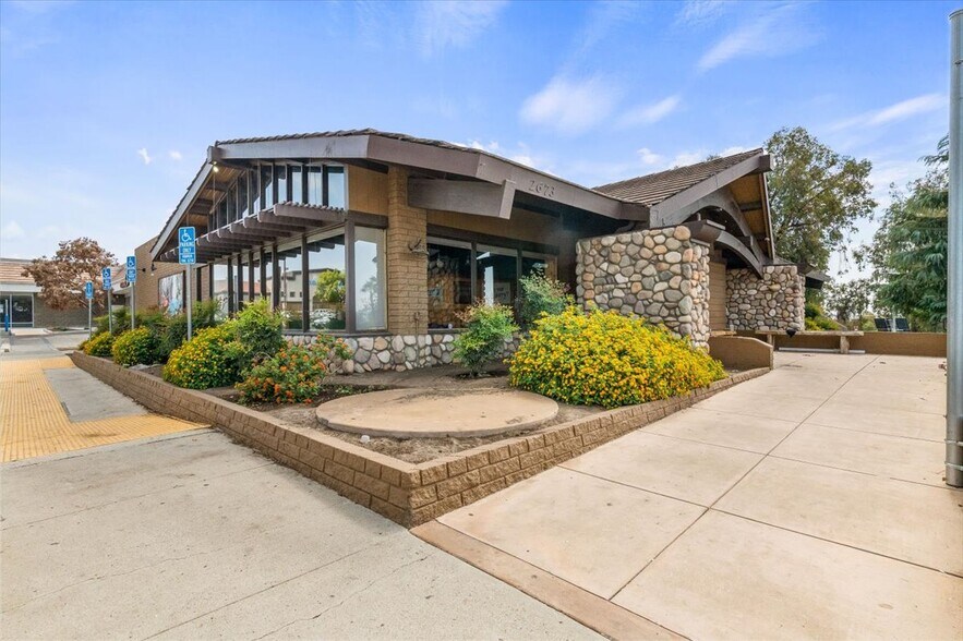 2673 Mount Vernon Ave, Bakersfield, CA à vendre - Photo de l’immeuble – Image 3 sur 34