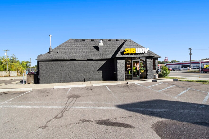 4703 N Crooks Rd, Royal Oak, MI à vendre - Photo de l’immeuble – Image 2 sur 19