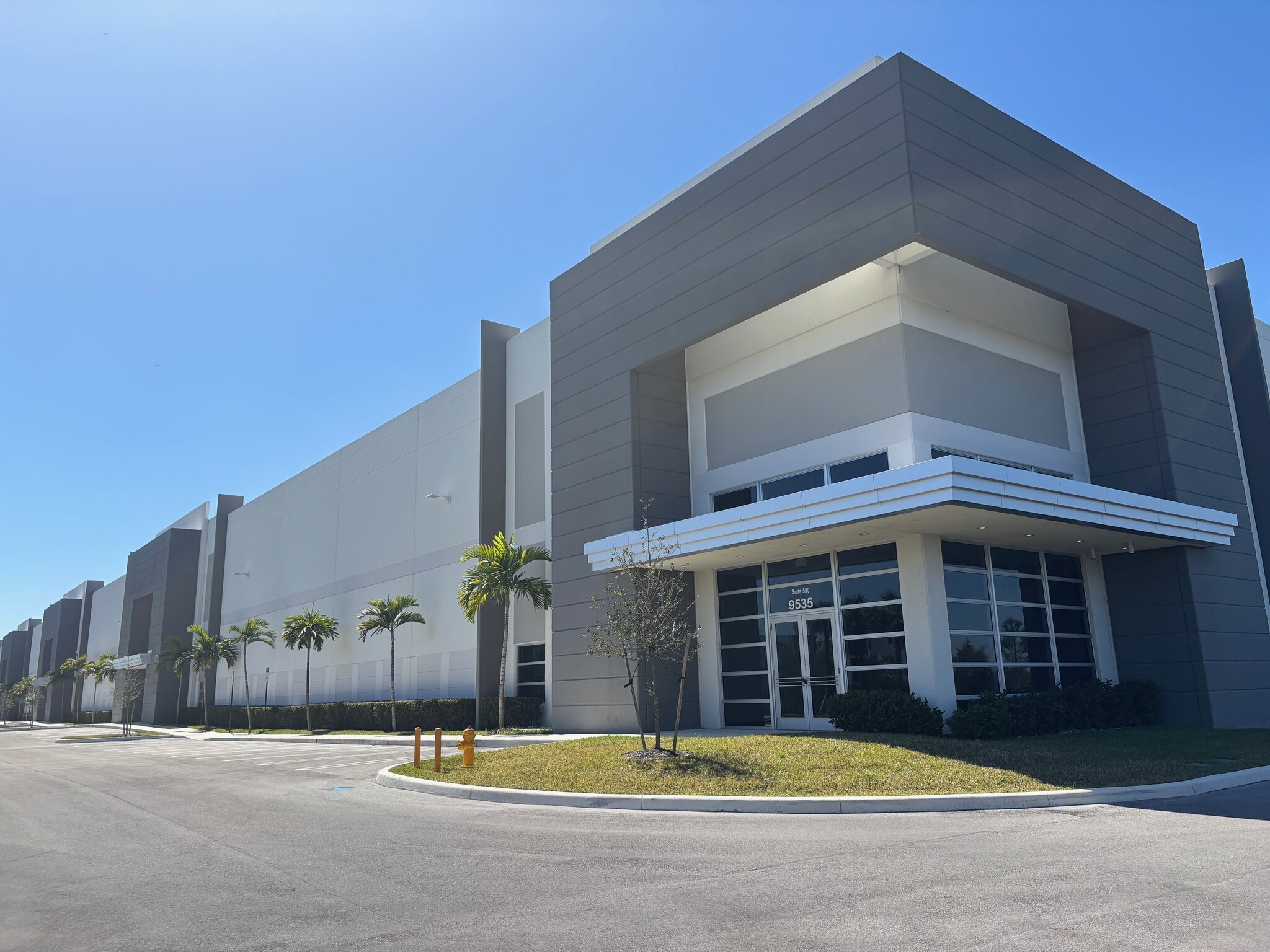 9535 NW 174th St, Hialeah, FL à louer Photo de l’immeuble– Image 1 sur 14