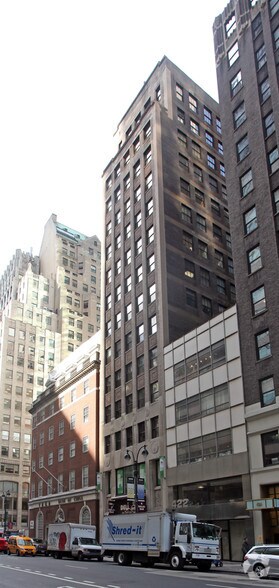 420 Madison Ave, New York, NY à louer - Photo de l’immeuble – Image 2 sur 3