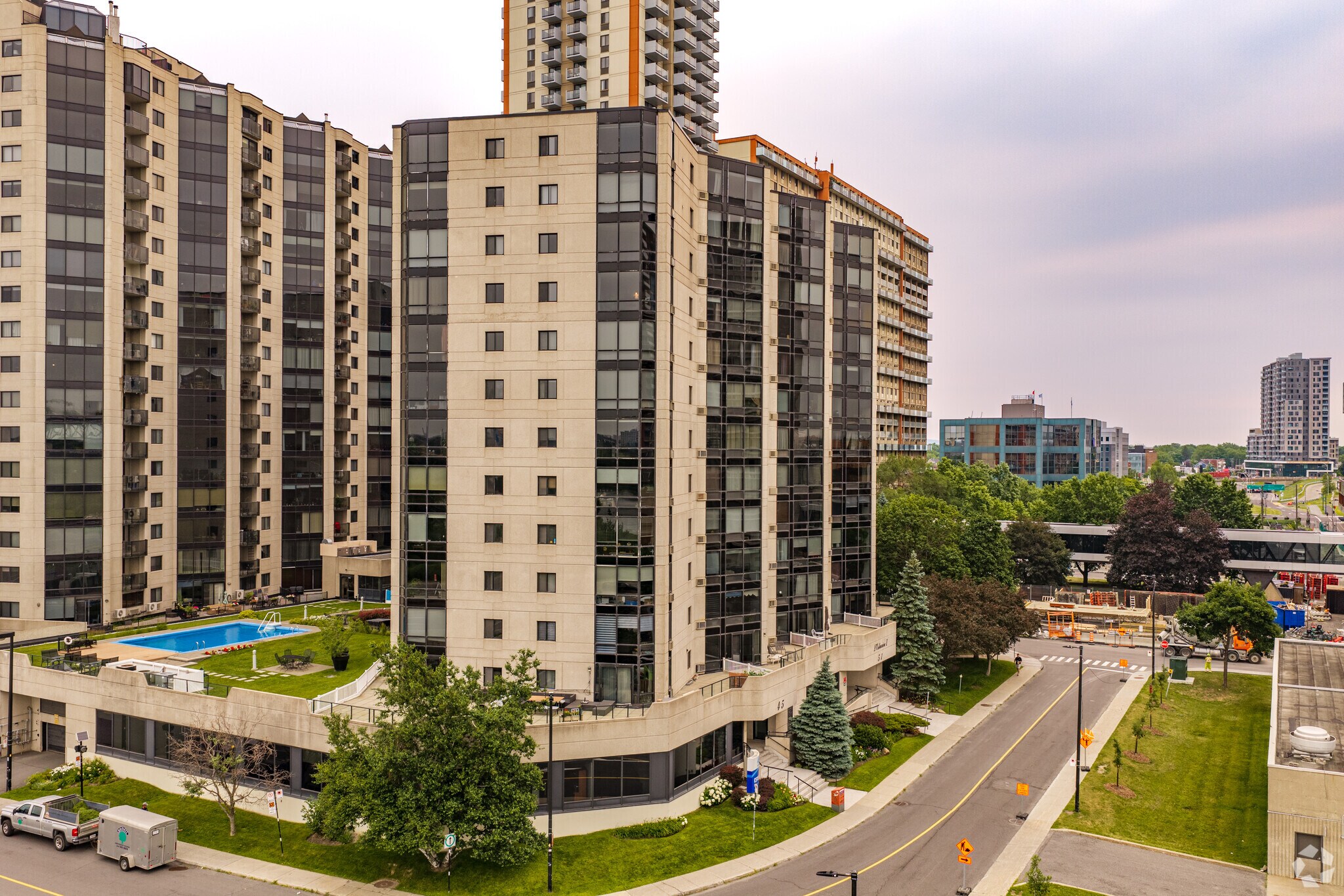 45-51 Pl Charles-Le Moyne, Longueuil, QC à vendre Photo de l’immeuble– Image 1 sur 4