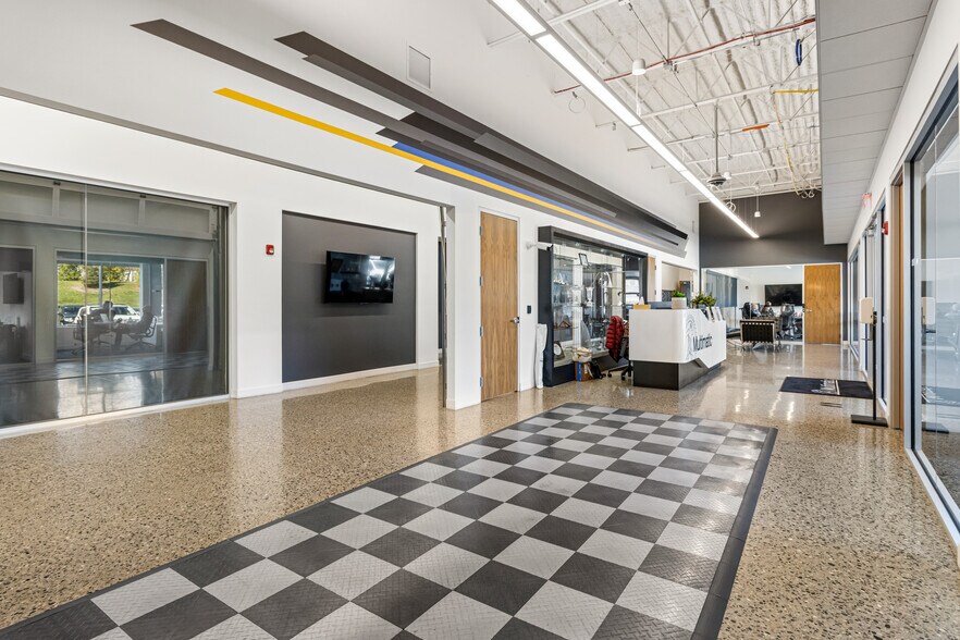 40000 Grand River Ave, Novi, MI à louer - Photo de l’immeuble – Image 2 sur 17