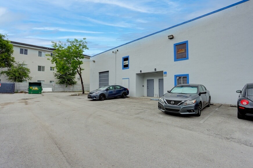 2205 W 80th St, Hialeah, FL à vendre - Photo de l’immeuble – Image 3 sur 6
