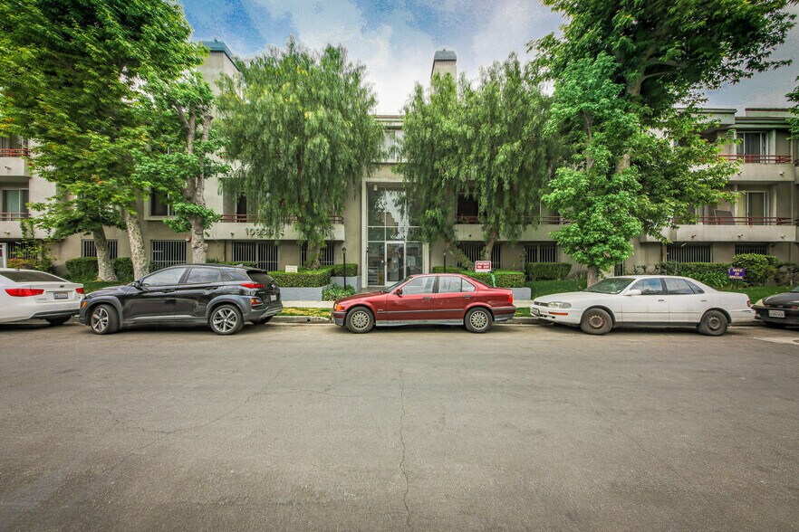10933 Huston St, North Hollywood, CA à vendre - Photo de l’immeuble – Image 3 sur 16