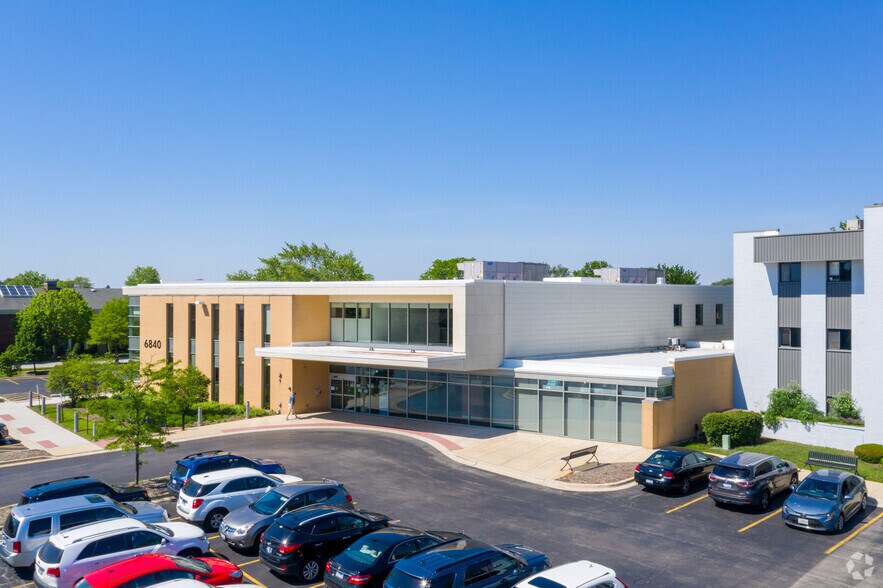 6840 Main St, Downers Grove, IL à louer - Photo de l’immeuble – Image 3 sur 7