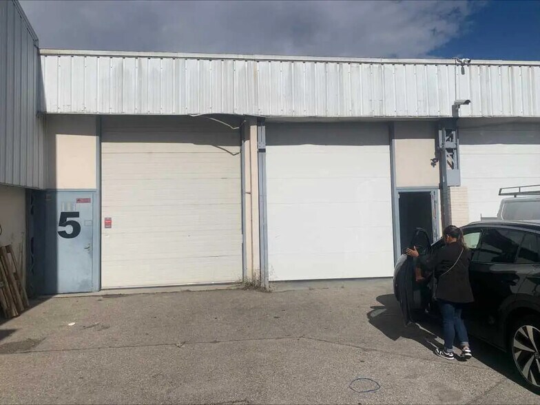 Local d’activités dans Vénissieux à louer - Photo de l’immeuble – Image 1 sur 9