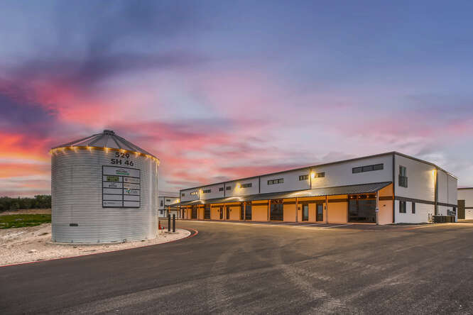529 E US HWY, Boerne, TX à louer - Photo de l’immeuble – Image 1 sur 43