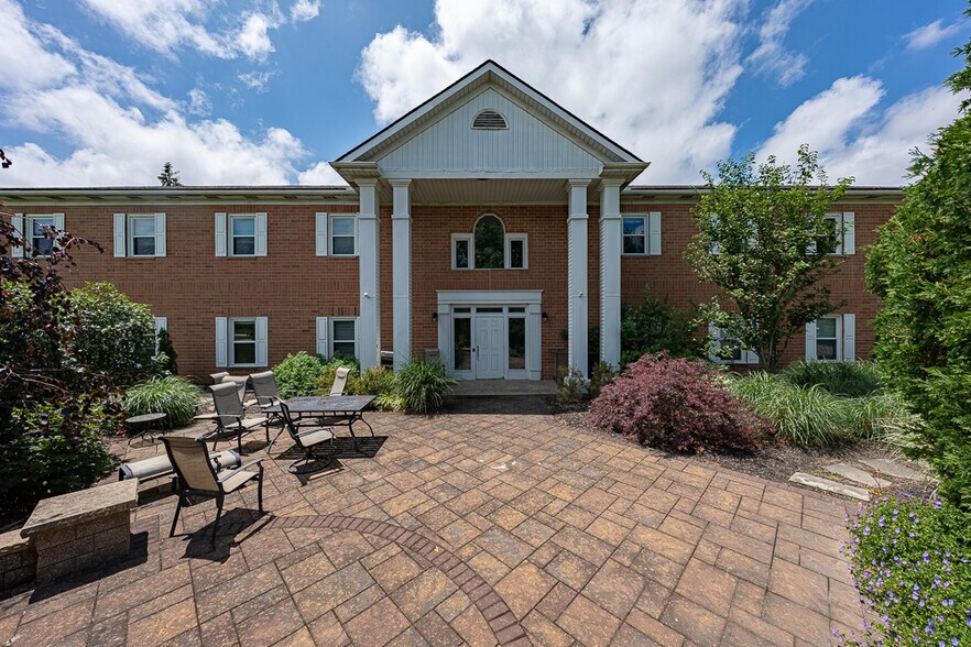 30670 Bainbridge Rd, Solon, OH à vendre - Photo de l’immeuble – Image 2 sur 21